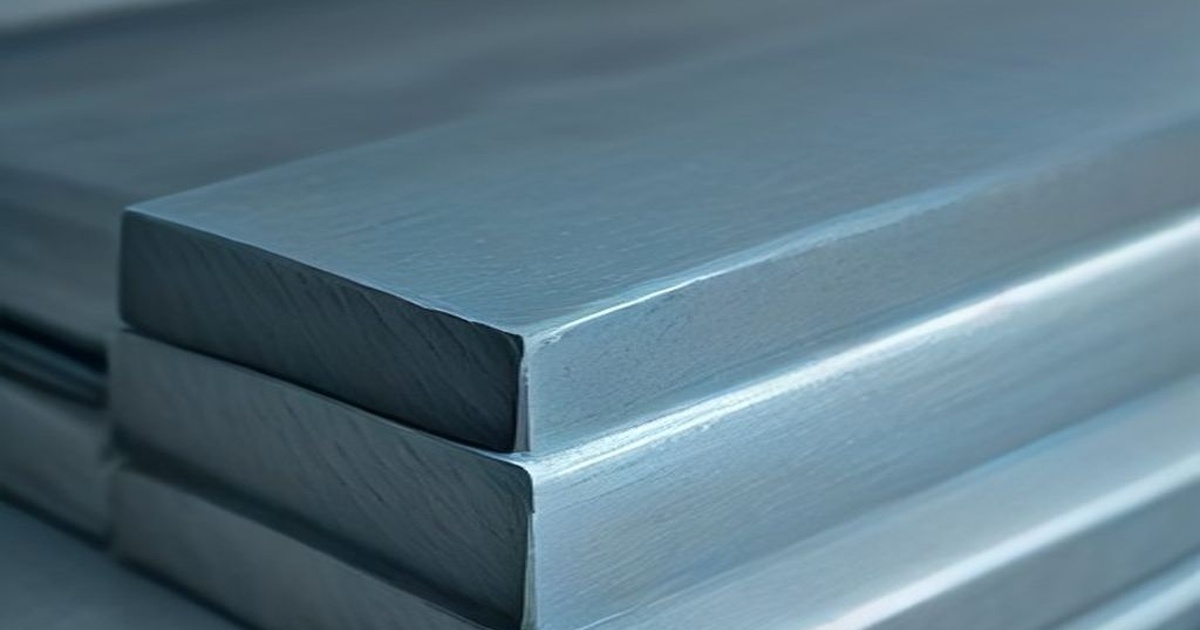 Planchas de aluminio de distintos espesores apiladas con film protector