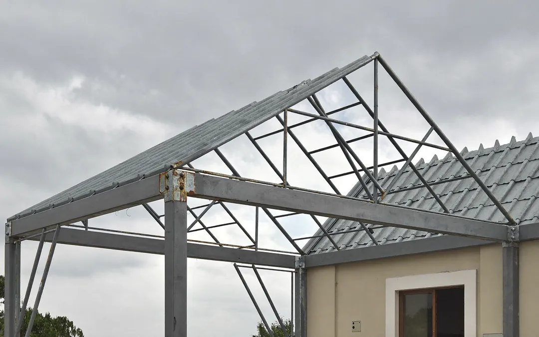 Estructura de techo metálico hecha con tubos de acero: columnas, vigas y tijerales antes de colocar la cobertura