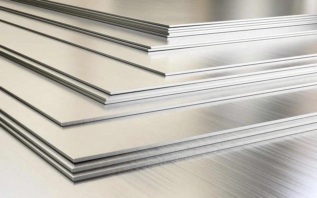 Planchas de acero inoxidable apiladas para fabricar una mesa de trabajo